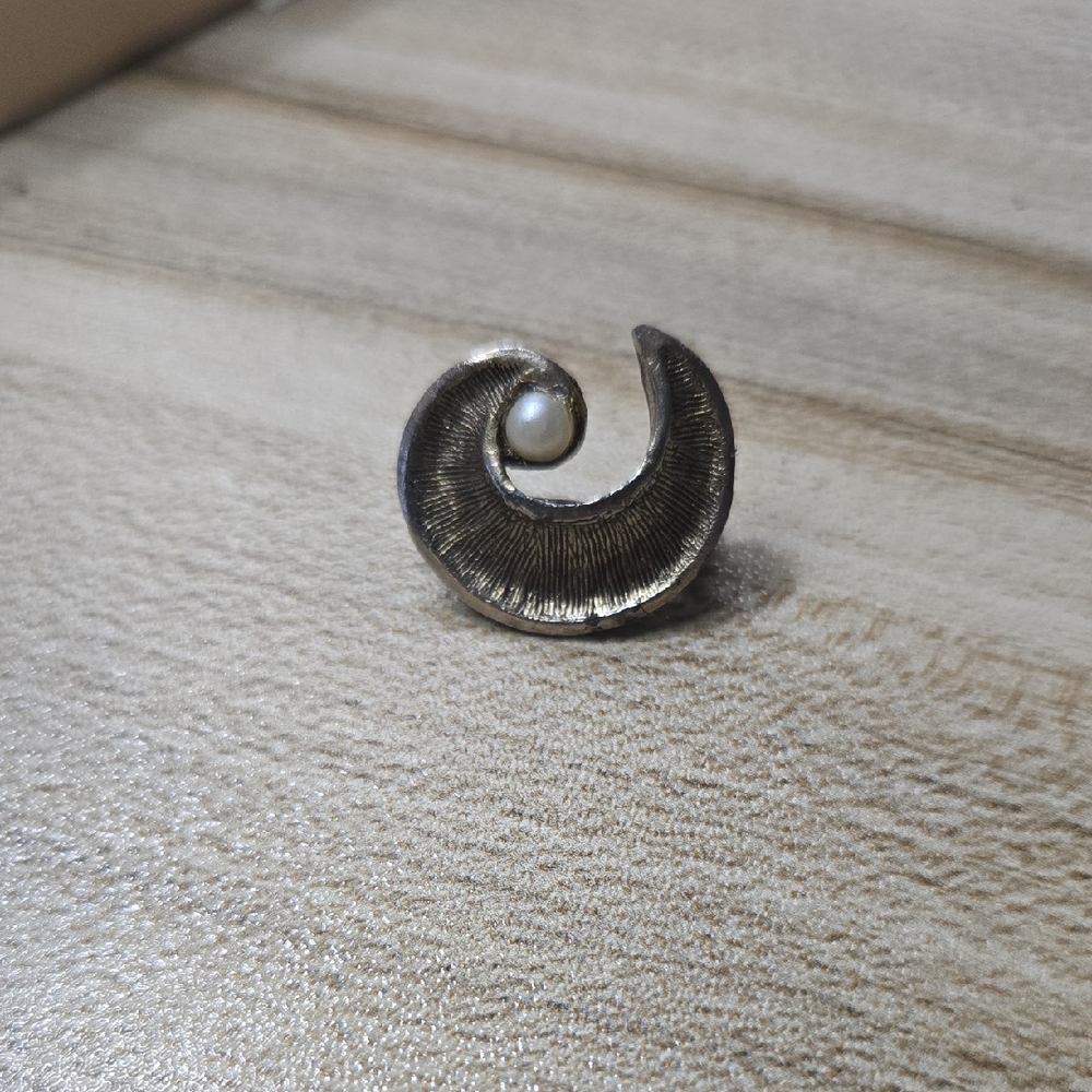 Vintage AJC Bronze Tone Swirl Brooch with Pearl Accent💫